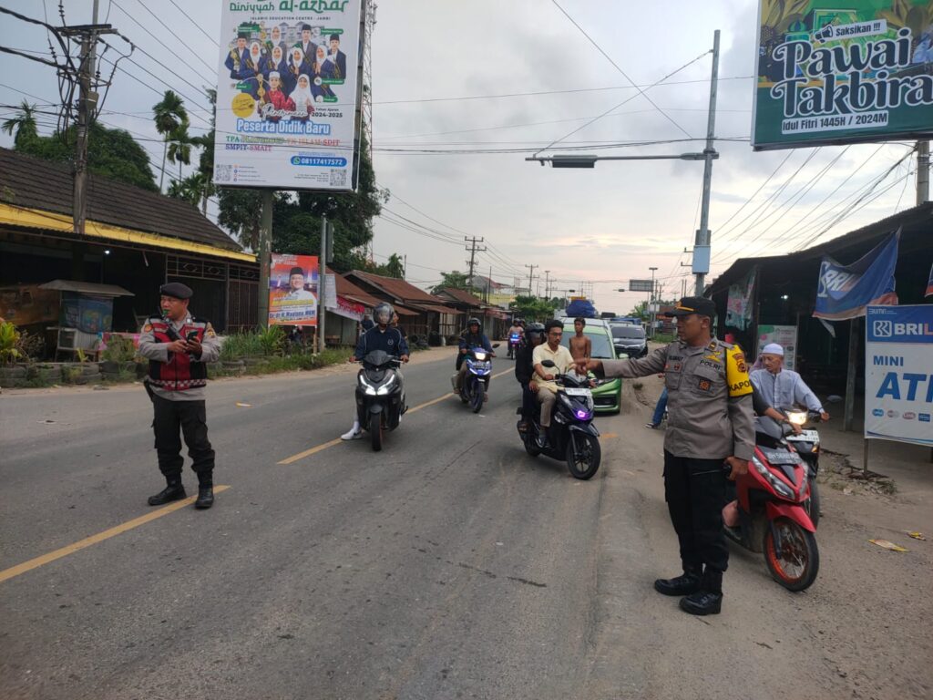 Petugas Pos Pelayanan Aurduri 1 Melakukan Pengaturan Lalulintas,Guna Mencegah Dan Meminimalisir Kemacetan LaluLintas Jalan Raya Jambi.