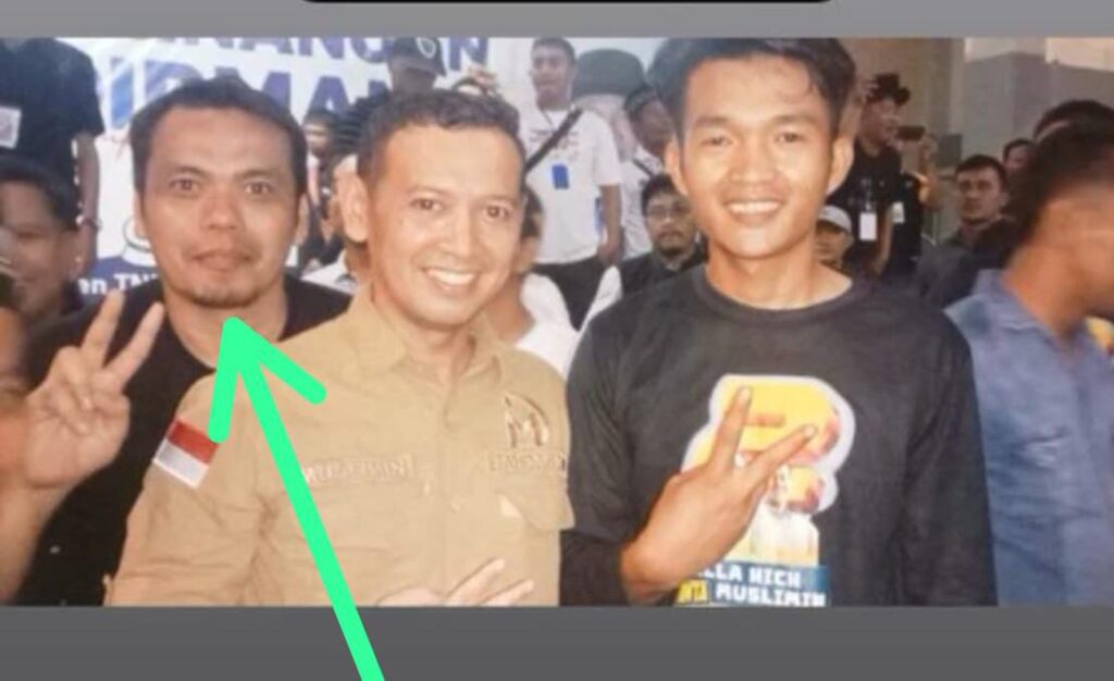 Sok-sok an, Oknum Honorer Dinas Pendidikan Tanjabtim Berpose Dua Jari dengan MT